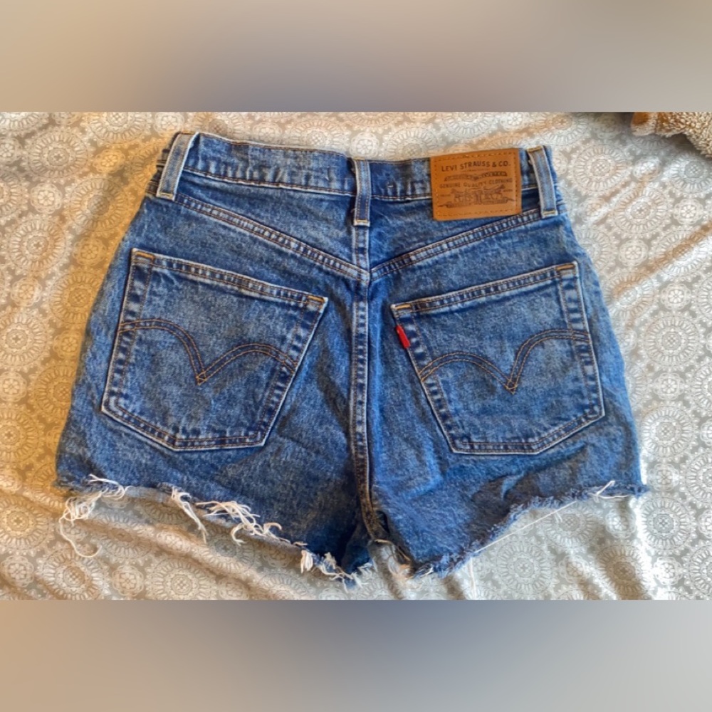 Levi’s rib cage Jean shorts